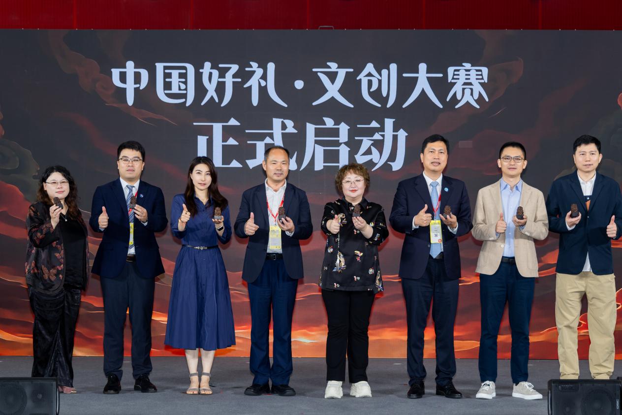 明月镜片再度携手郭晶晶发起中国好礼眼健康文创赛事，守护国民清晰视界