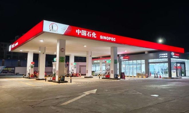 在加油站里卖车：全国首座“能源+汽车”综合服务站落地