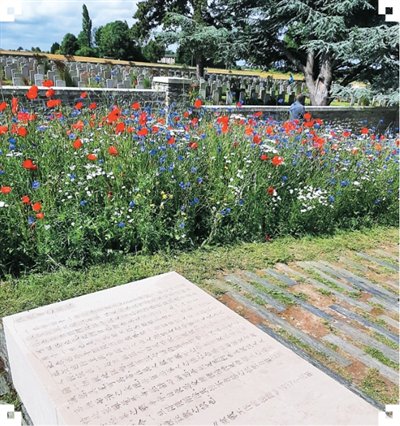 石凳上的中國文字與諾萊特墓園里的墓碑遙相呼應。蓋爾·沙賓攝