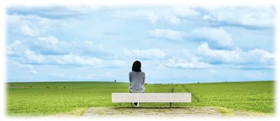 中國和平花園小路盡頭的石凳，面朝東方。洛朗·古尤·博尚攝