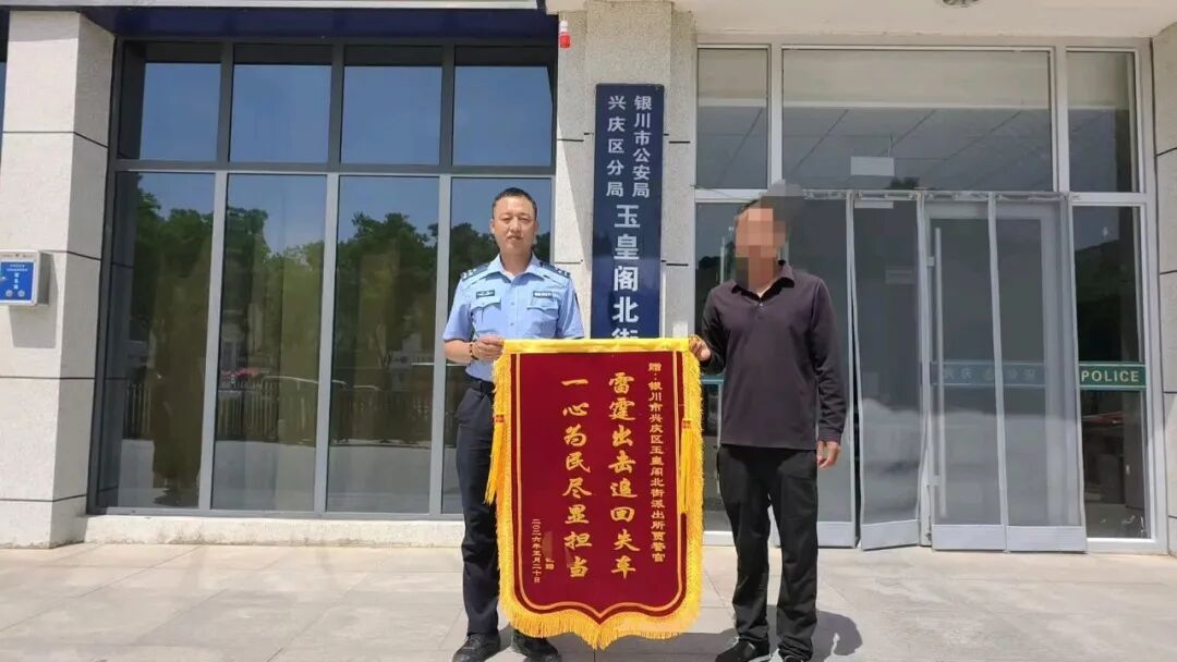 银川男子用上万元电动车占车位，有人看不惯推走了……