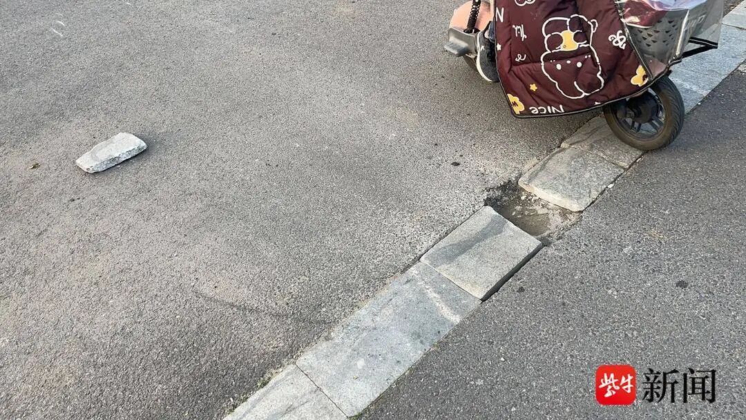 南京一男子骑车被松动的地砖绊倒，造成胸骨、肋骨、锁骨等多处骨折，花了7000元治病，躺家休养90天，有警情记录却索赔无门