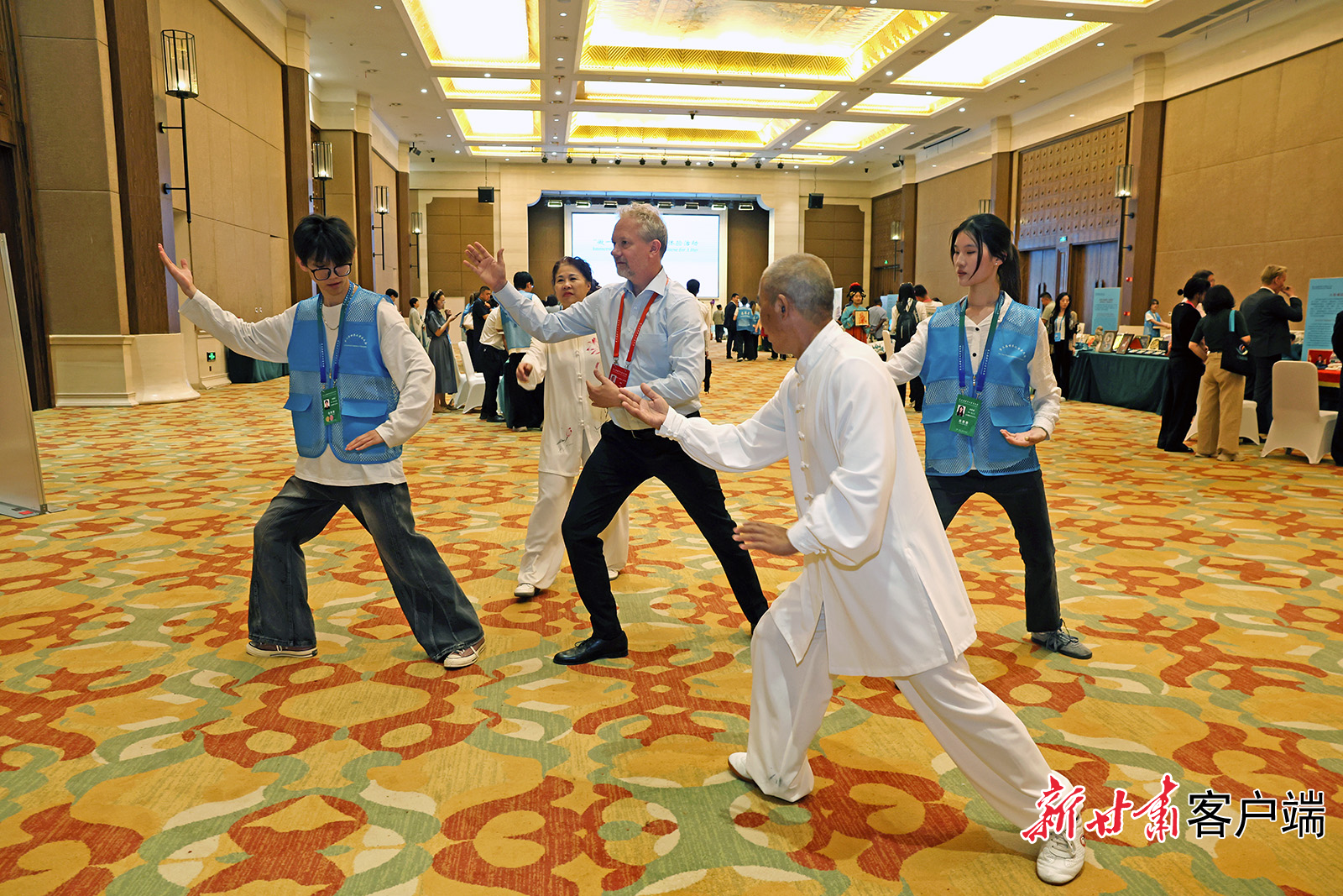 嘉賓參與八段錦深度交流體驗。（新甘肅·甘肅日報記者 田蹊攝）