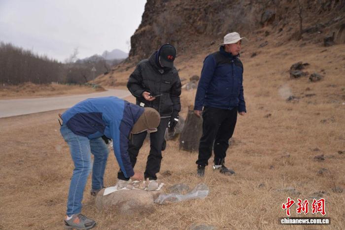 圖為考古人員在西拉木倫河上遊進行考察。內蒙古文物考古研究院供圖