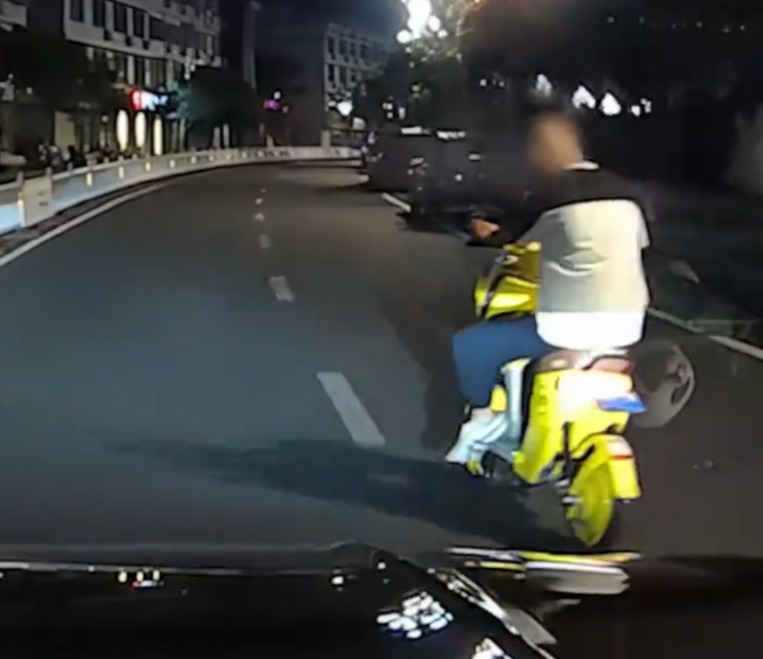 太嚣张！男子骑电动车“蛇形走位”多次恶意别车、横停挡路，结果大快人心...