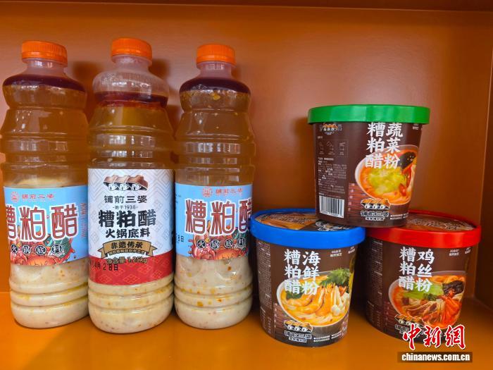 工廠生產的糟粕醋產品。記者 王曉斌 攝