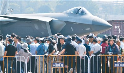 觀眾在珠海航展上觀看殲-20隱身戰機。龍 巍攝（人民圖片）