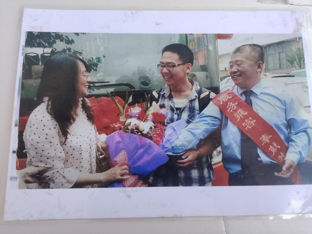 开屏见“好”｜徒弟接过师傅的方向盘，全国首条高考专线公交车今早再出发