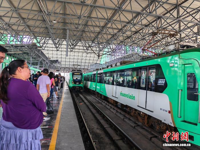5月29日，曼治 雷地鐵1號線和2號線的交會站Cuauhtémoc，乘客正在候車。(中國中車供圖)