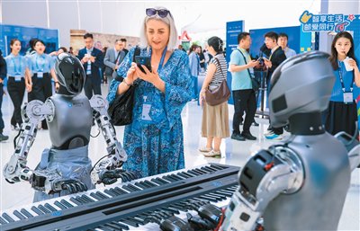 靈心巧手·靈心樂府機器人樂隊在會場表演，仿生靈巧手完成四手聯彈,引來嘉賓欣賞拍照。