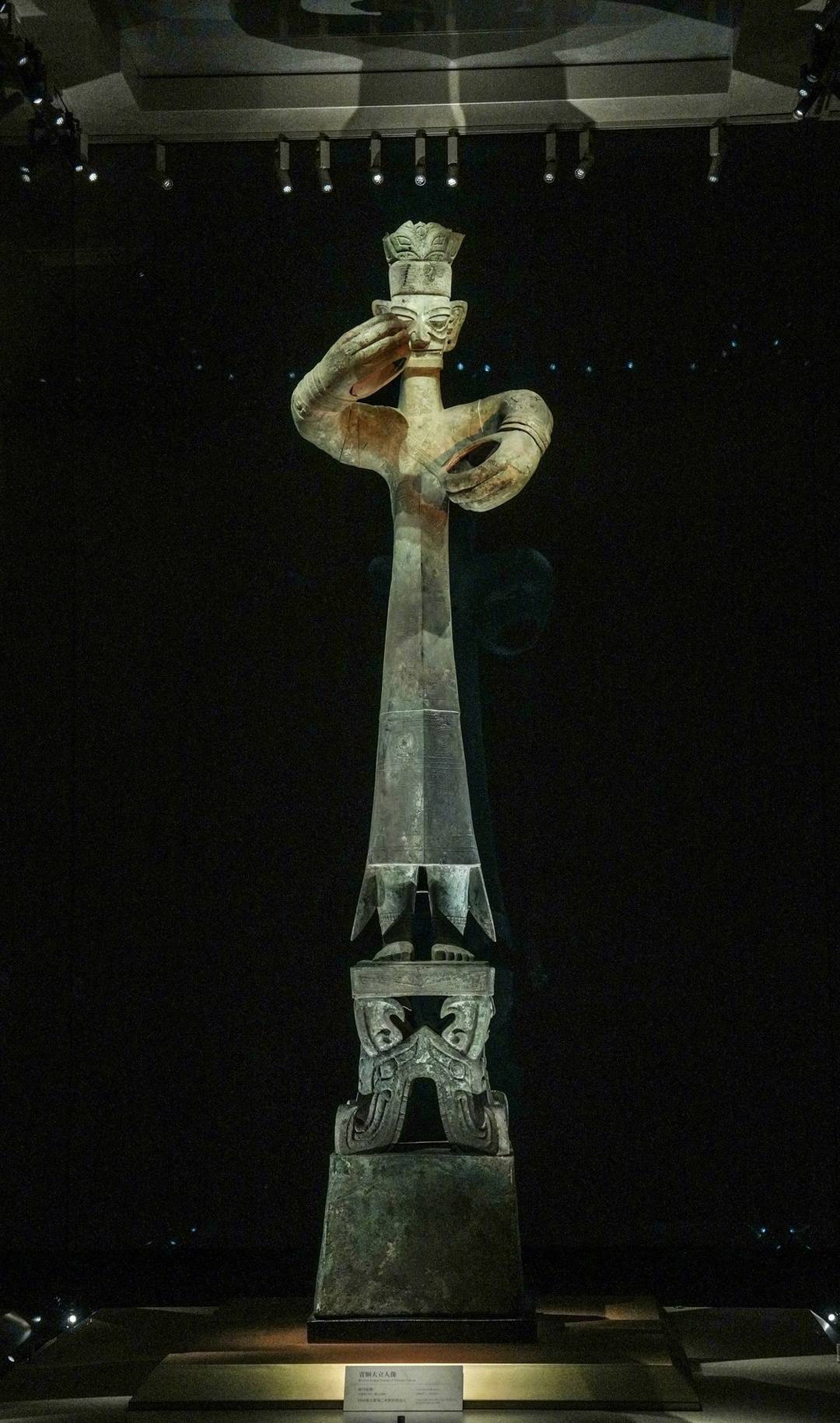 三星堆出土青銅大立人（圖據三星堆博物館）
