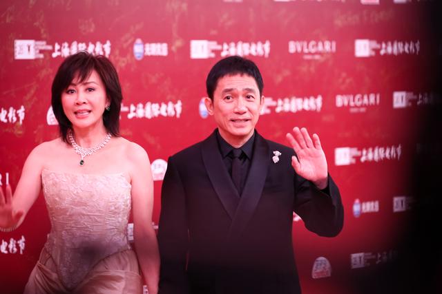 图为：本届金爵奖主竞赛单元评委会主席梁朝伟与刘嘉玲。