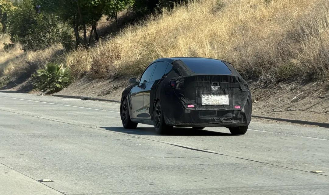 特斯拉继续伪装路测 Model Y L
