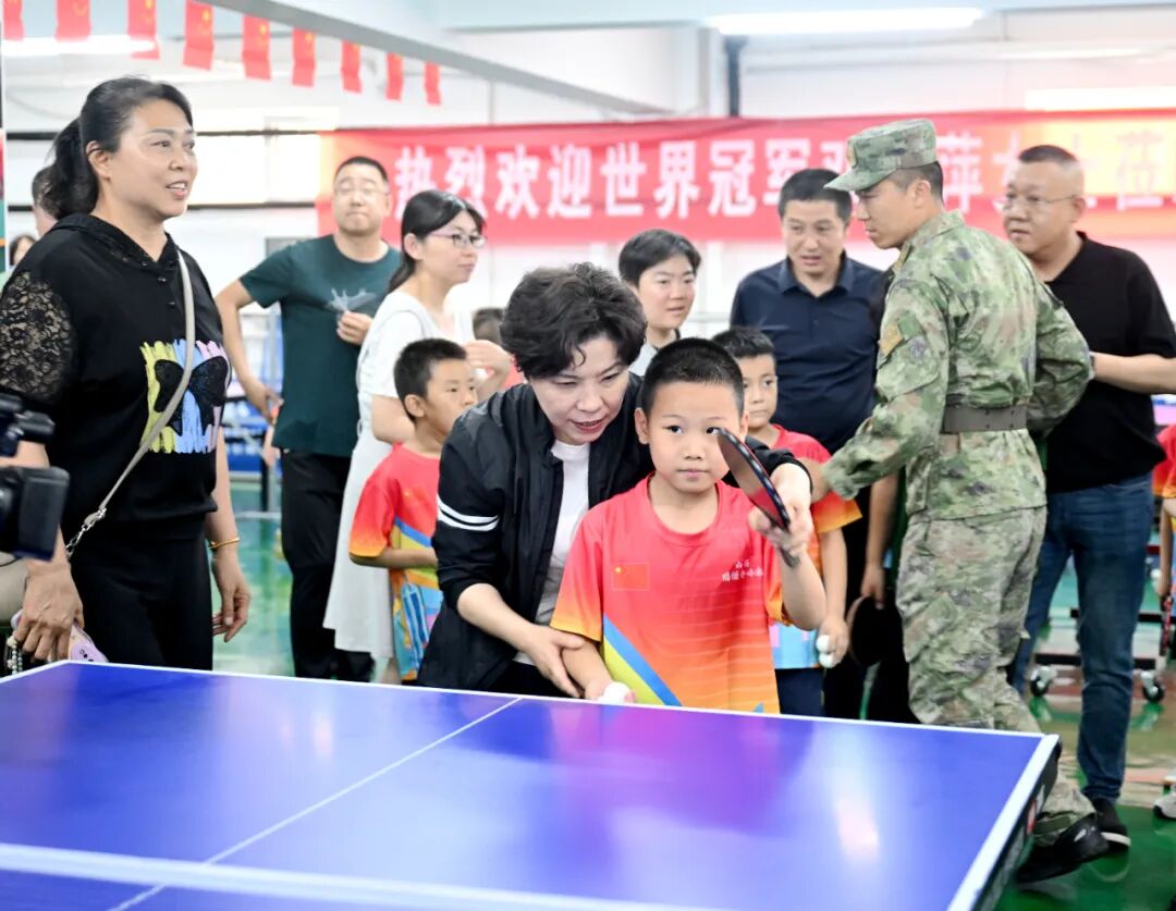 奥运冠军邓亚萍来汾考察交流