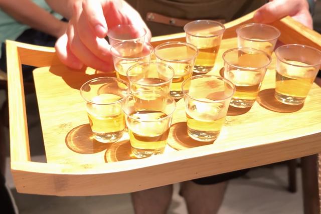 曲目《白蛇·端阳》为每位观众献上一杯“黄酒”。吴禹霏 摄