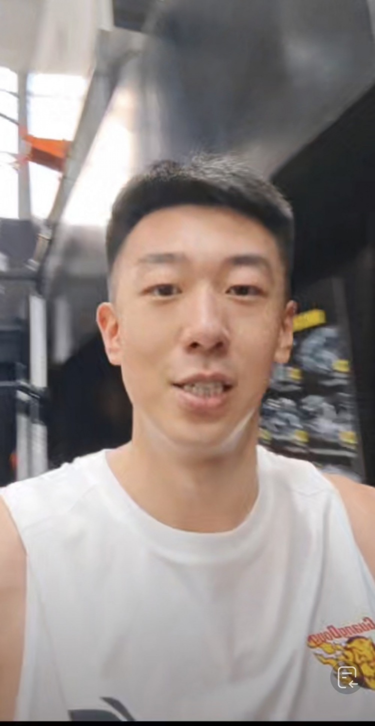 王少杰直播时身穿宏远训练服进行训练 称暂不回广东未来去向未定