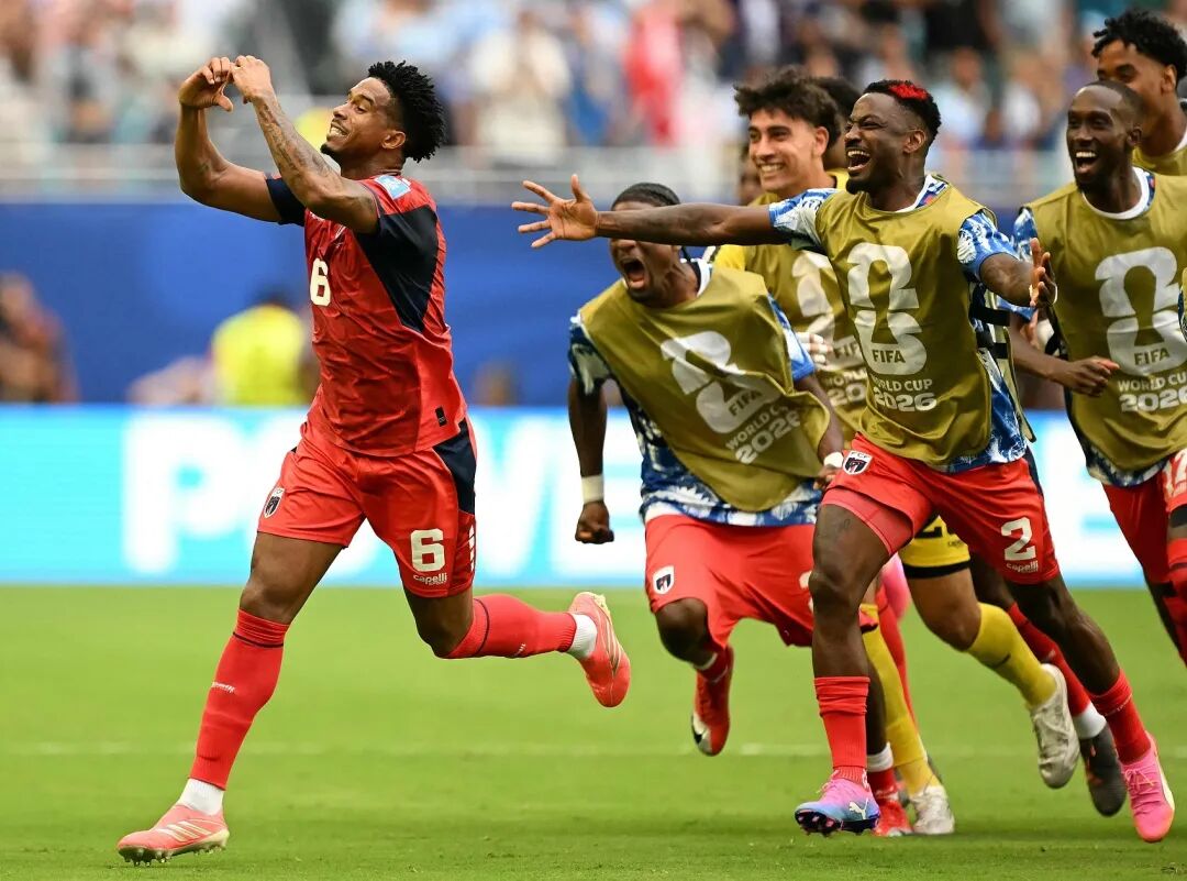 两连平！乌拉圭2-2佛得角，皮纳打进队史世界杯首球！阿劳霍传射，穆斯莱拉失误送礼