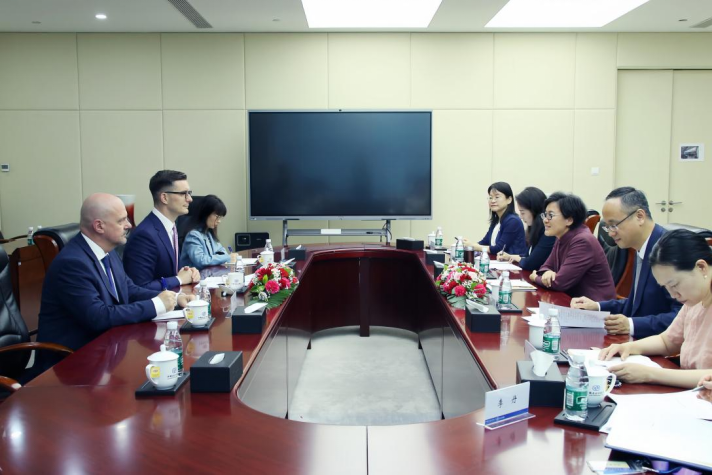 中国进出口银行副行长杨东宁会见匈牙利驻华大使白思谛