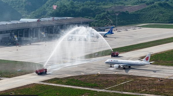 ��������ҵ���������ˮ����ʽ��ӭ���״ε��õ�����C919������ɻ��������� �㣩