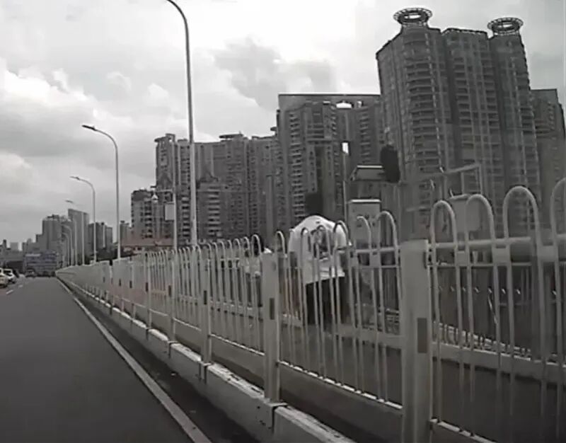 一大桥上突发：女子获救后大喊“别多管闲事”，突然狂奔，的哥光脚猛追