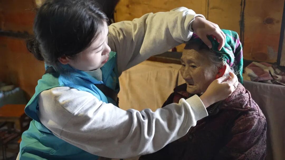 摩托穿行雪山村寨，这名党员村嫂把群众难事办到底