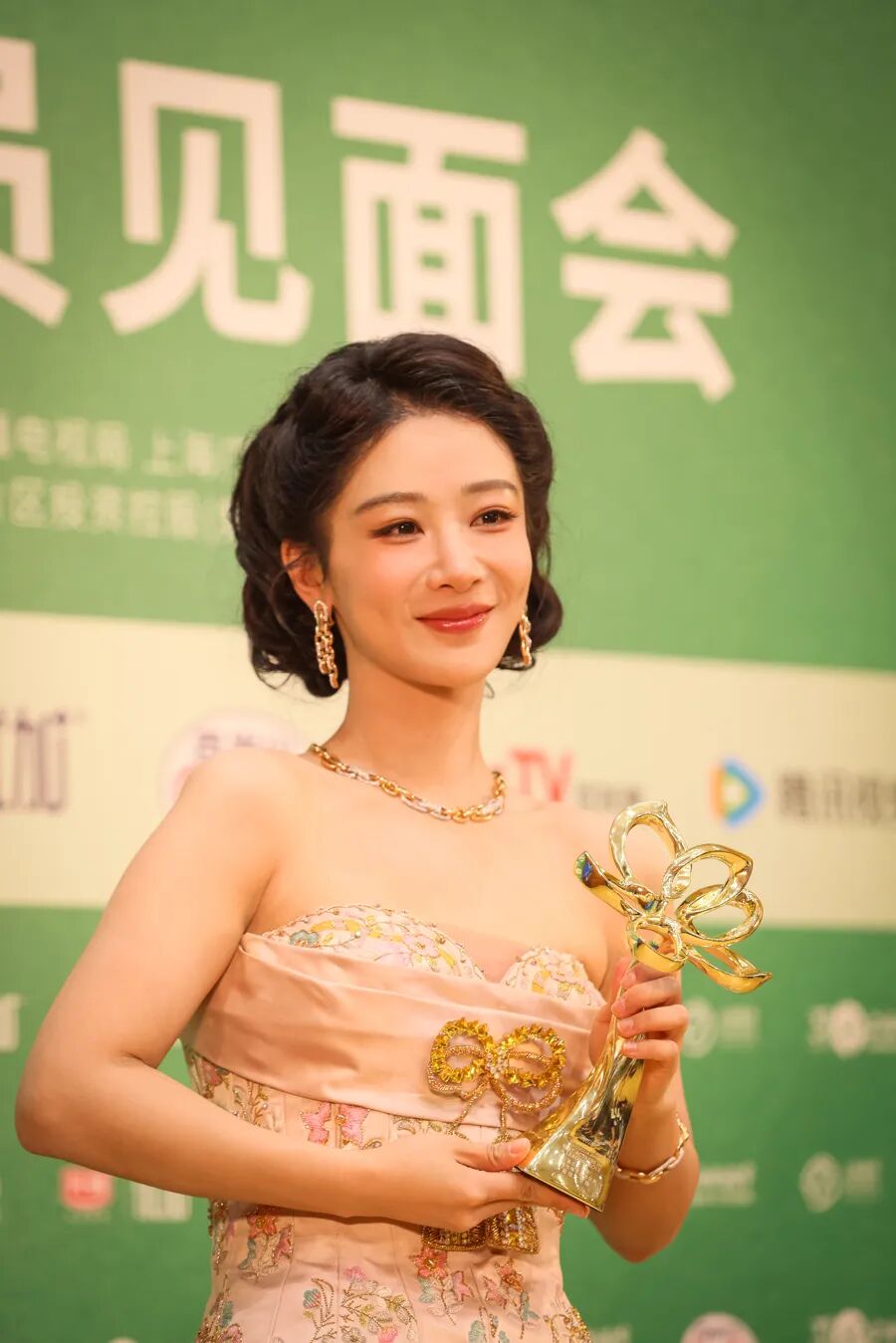 白玉兰开奖！杨紫成首位90后“视后”，拿着奖杯边哭边“辟谣”：我没有减肥15斤...完整获奖名单公布→