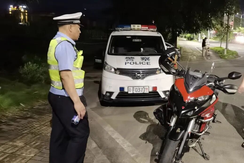 浈江分局多警种联动亮剑 严打 “飙车炸街” 交通违法