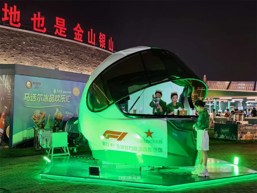 鲜绿F1赛车“开”进啤酒节丨赛车主题景观成入园热门打卡点