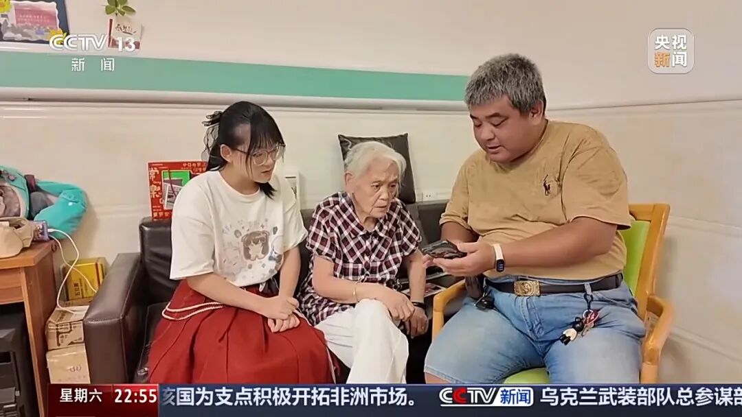 88岁奶奶手机现77万条未读消息,数字围猎老年人问题引关注