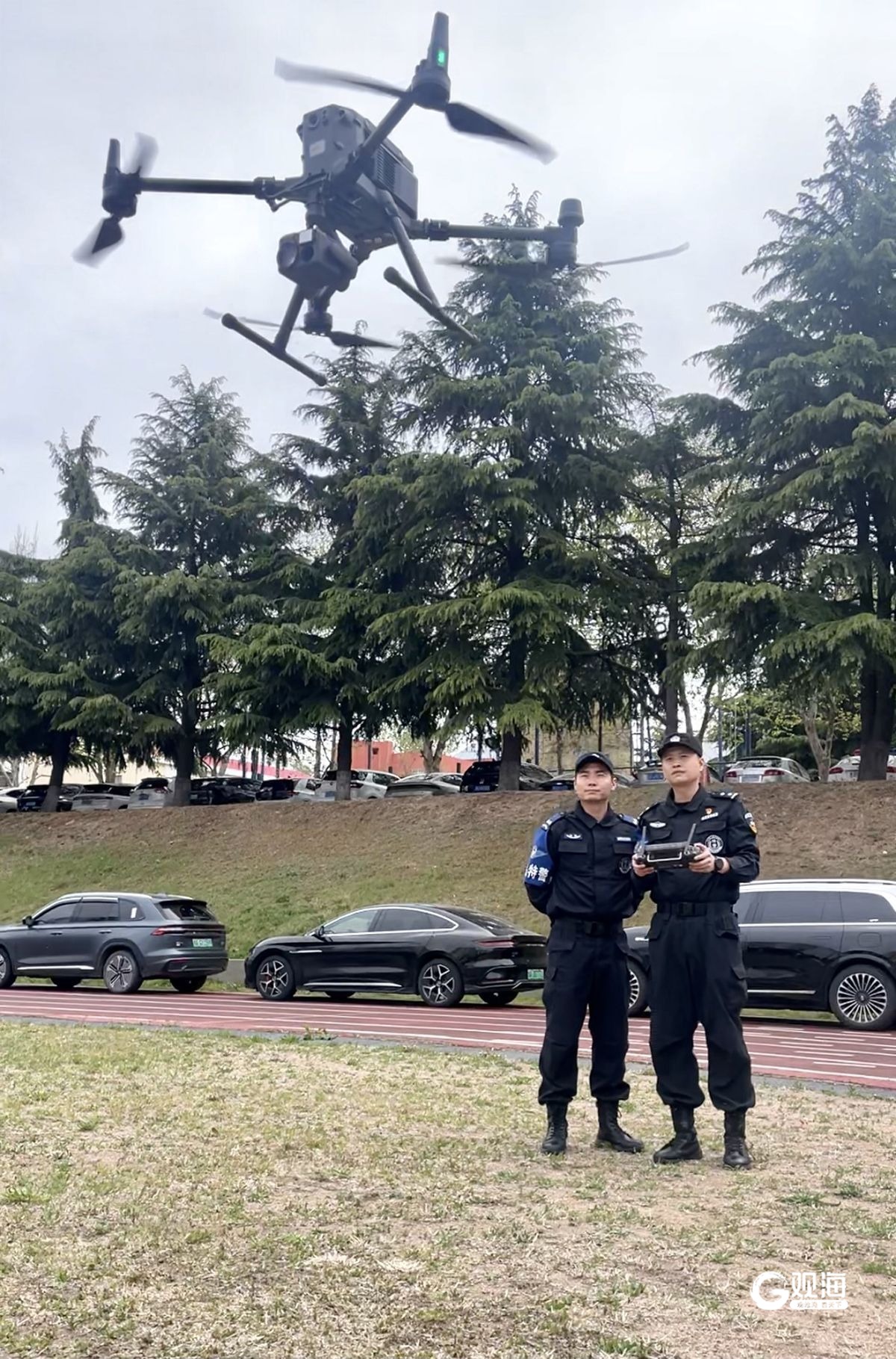 青岛特警支队民警正在操控无人机。杨博文 摄
