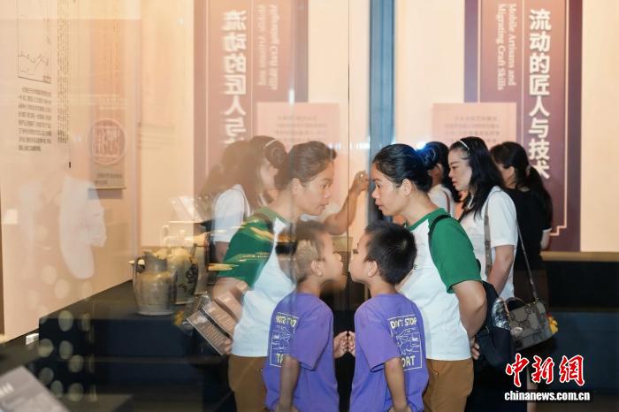 7月8日，「從合浦到長安——海陸絲綢之路上的文化交融」主題特展在廣西南寧開展。圖為民眾在展覽現場觀展。農華俊 攝