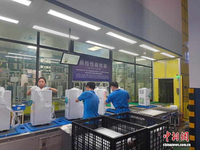 7月7日,江門市寶士製冷電器有限公司工作人員在工廠生產銷往歐洲的移動空調。(受訪者 供圖)
