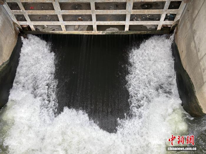 北京龍潭閘通過預泄騰出槽蓄空間。中新社記者 陳杭 攝
