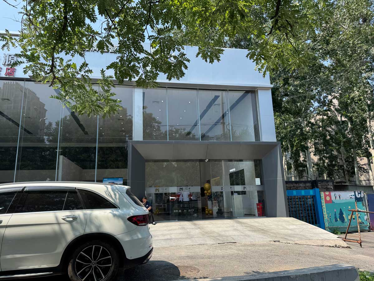 探店全新猛士M817：智能硬派混动SUV 城市越野双向兼顾