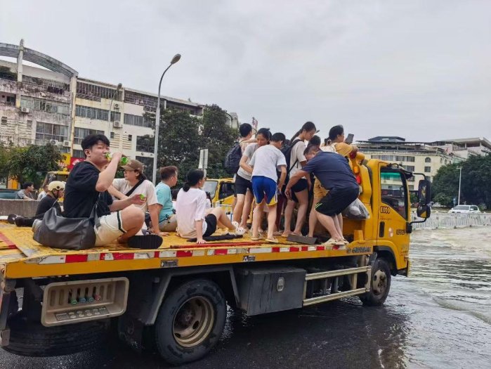 风雨同心 一汽奥迪携手经销商驰援广西湖北灾区