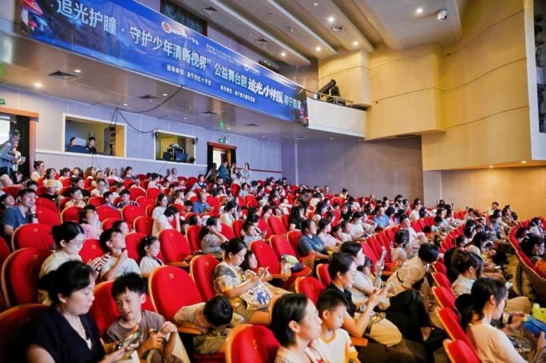 《追光小神探》科普舞台剧南宁首演成功举行 创新形式助力儿童青少年近视防控，获社会各界广泛好评