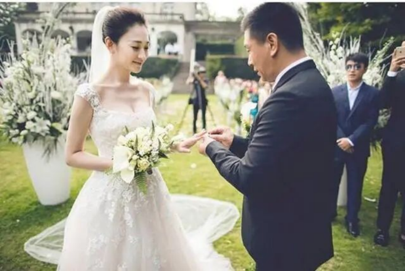 李小冉被曝已与徐佳宁离婚，两人目前无直接商业关联，结婚已逾10年