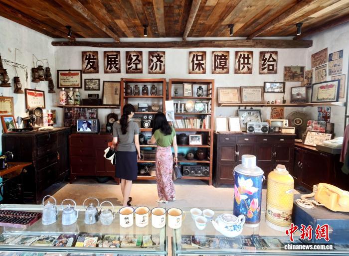 7月10日，在湖南长沙县开慧镇开慧村“初恋茶馆”，游客正在参观老物件。中新社记者 唐小晴 摄