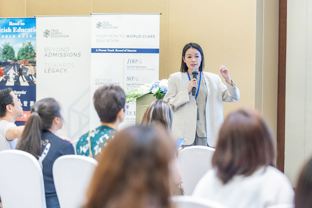 上图:True North Education 顾问梁贞向上海家长分享「攀藤」心得。
