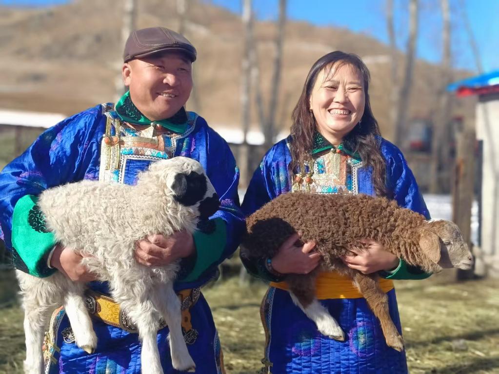 图为科右前旗满族屯满族乡牧民喜接春羔（新华社供图）