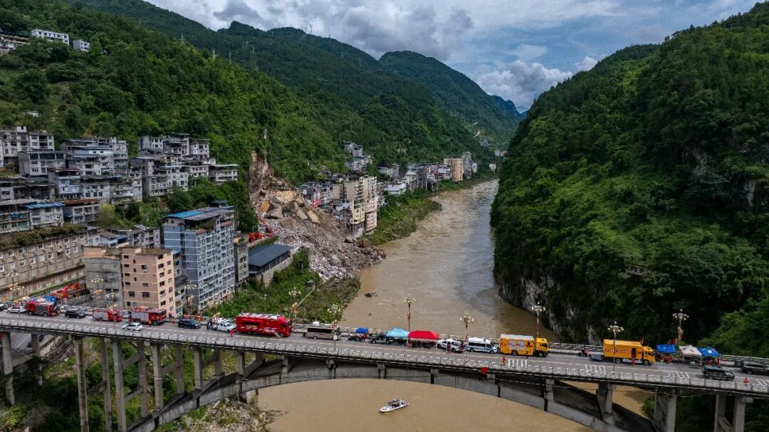 ▲7月18日，彭水县汉葭街道山体崩塌灾害现场，救援人员正在全力抢险救援（无人机照片）。记者 尹诗语 摄