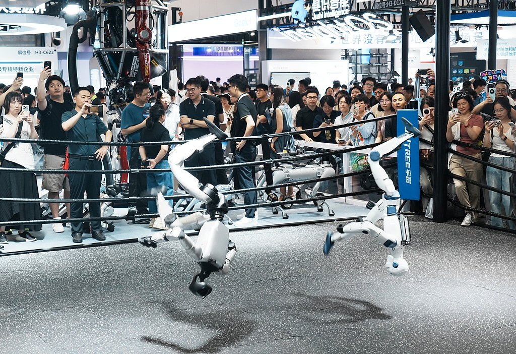 2026年7月20日，在上海舉辦的2026世界人工智能大會上，觀眾觀看人形機器人同步空翻表演。視覺中國 圖