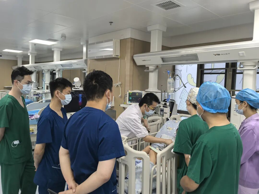 8岁男孩和父亲游泳时险丢命，医生紧急提醒：已接诊多起，苗头极易忽视！家里不少地方暗藏高危