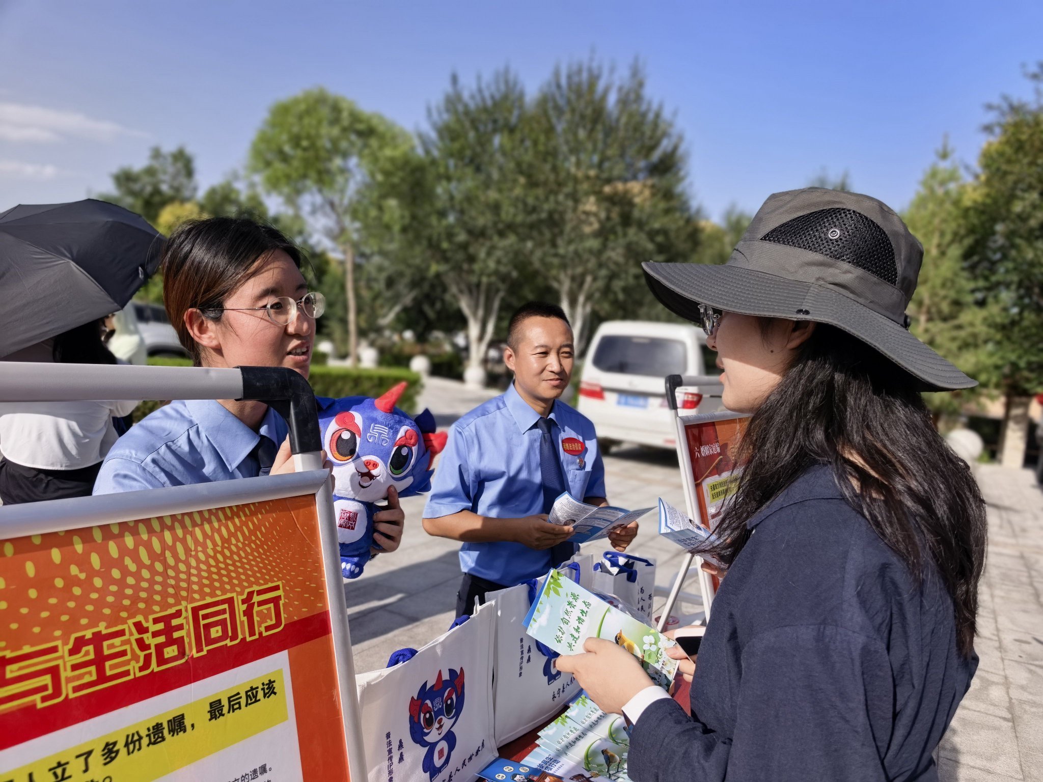 同日，廣場上正在進行普法活動。