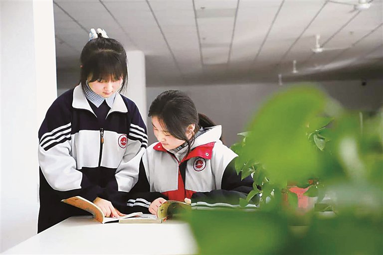 甘肅省酒泉市瓜州縣第一中學，學生在閱覽室讀書交流。鄭芃生攝/光明圖片
