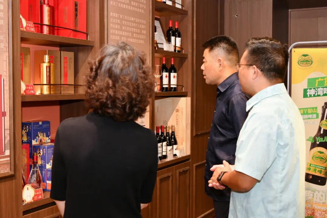 在永乐古窖红楼梦酒文化（中山）博览馆，嘉宾们沉浸式感受非遗酿造底蕴与红楼梦文化IP的独特魅力。