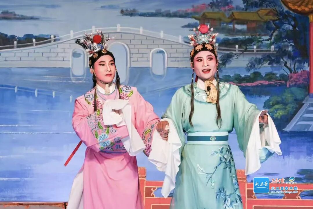 ▲曹肇寺（右一、绿衣服）与占兴伟（左一、粉衣服）同台演出。
