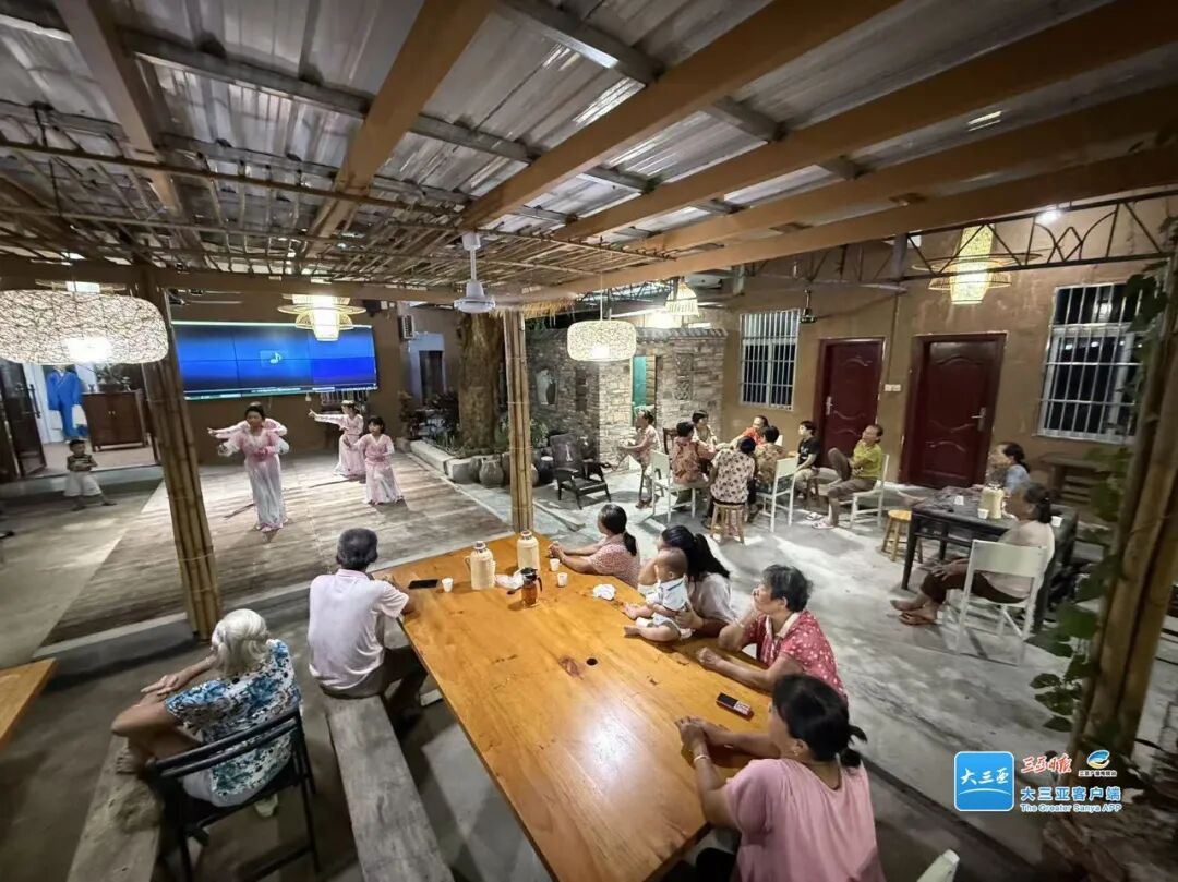 ▲公益琼剧课堂，吸引了不少老人围观。