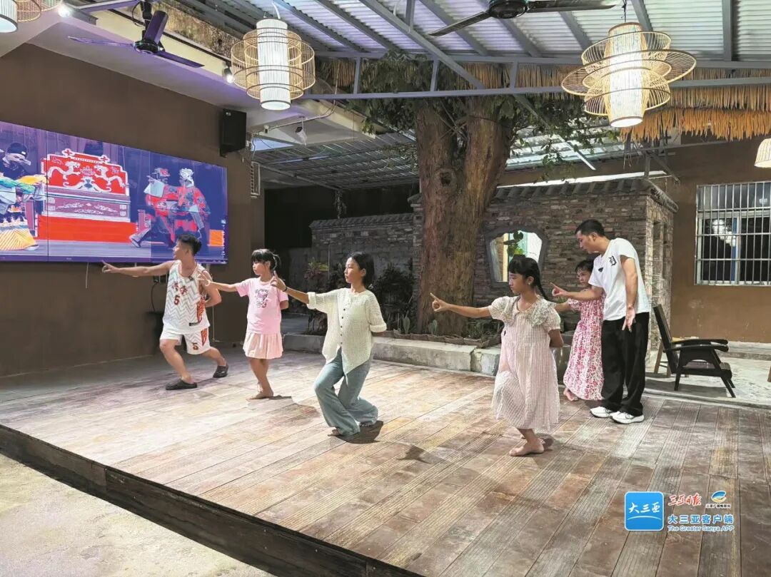 ▲曹肇寺(左一)和占兴伟(右一)在教孩子们琼剧的基本动作。