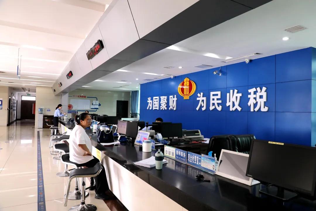 大龙税务：党建引领工地一线 税力护航产业高地
